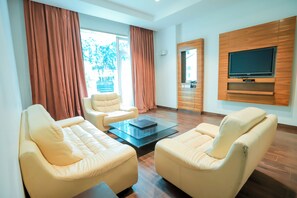 Een kluis op de kamer, een bureau, een laptopwerkplek