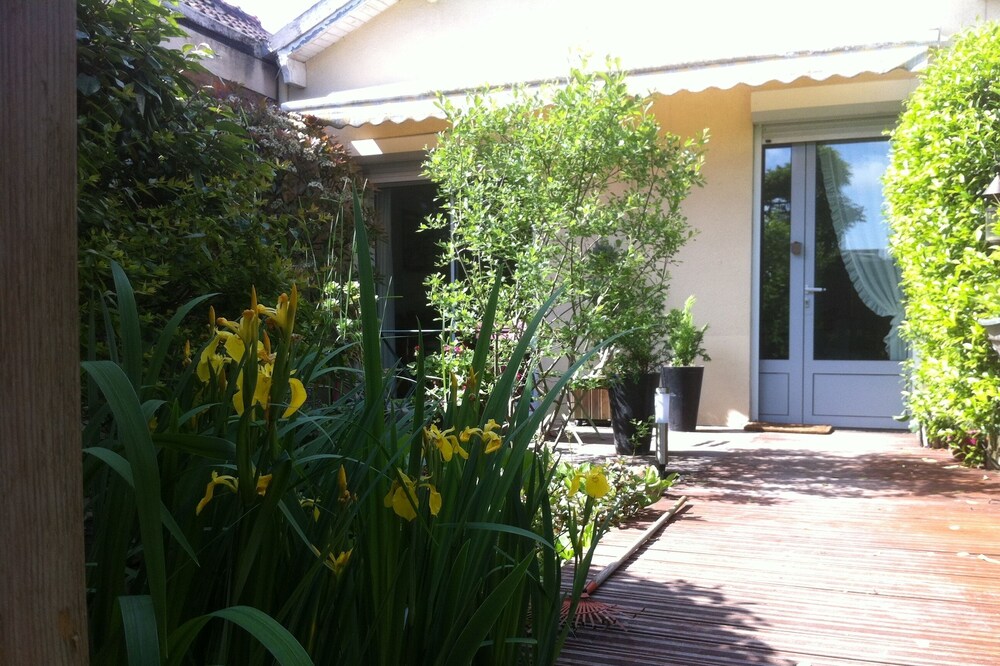 quiet 2km from Paris air-conditioned house with garden and parking