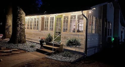 3 BR Lakefront house, sandy bottom on Lake Dewey in the Sister Lakes