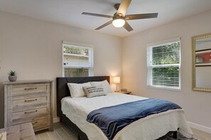 3 Schlafzimmer, Schreibtisch, Bügeleisen/Bügelbrett, Reisekinderbett