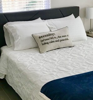 3 habitaciones, escritorio y tabla de planchar con plancha 