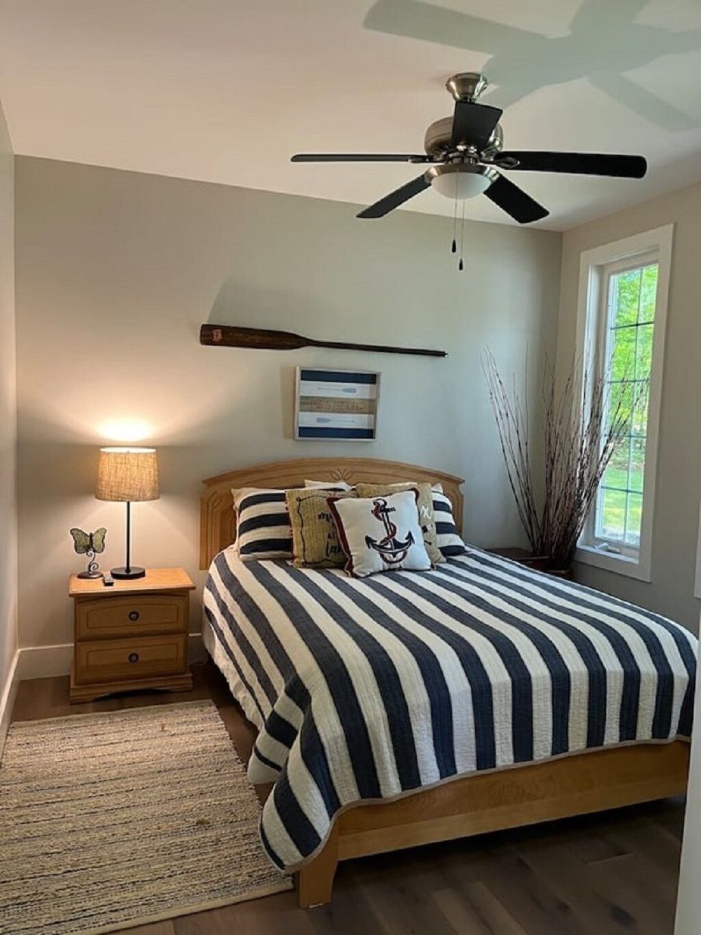 Riverside cottage w/ hot tub, firepit, indoor bar, and much more