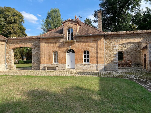 Exterior - Chateau outbuildings next to a golf course in the Gâtinais en Brie region (VOULX)