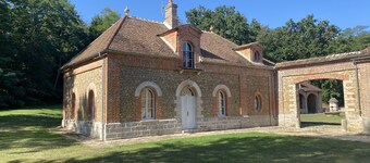 Chateau outbuildings next to a golf course in the Gâtinais en Brie region