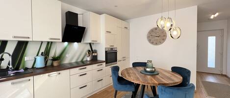 Fridge, oven, stovetop, dishwasher