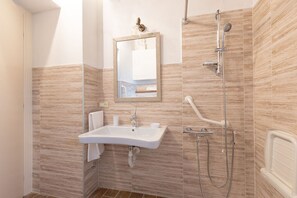Dusche, Haartrockner, Handtücher