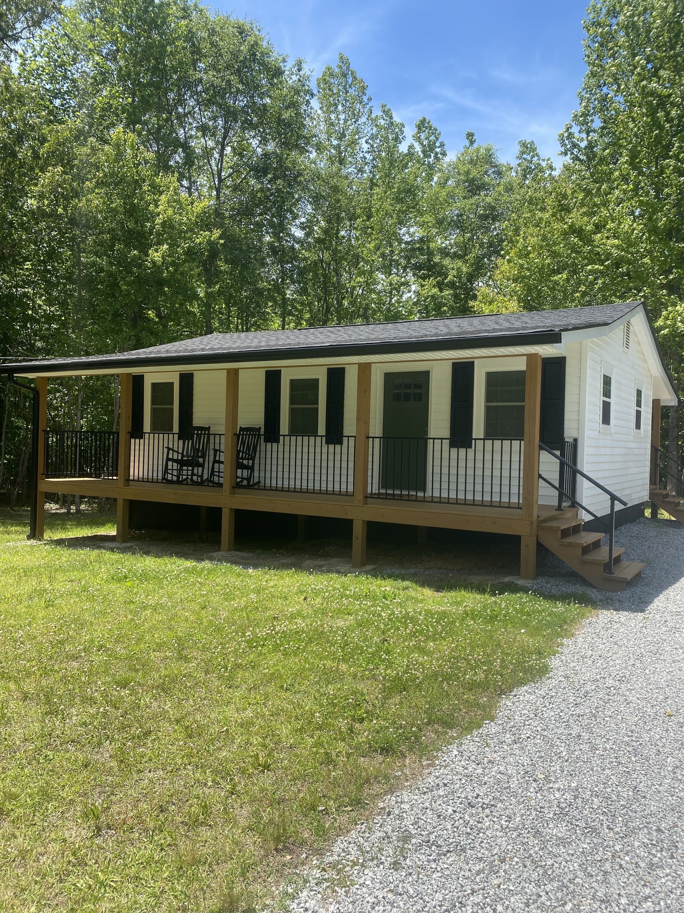 Cedar Cottage with Outdoor Pavilion, Vineyard and Fire Pit Area