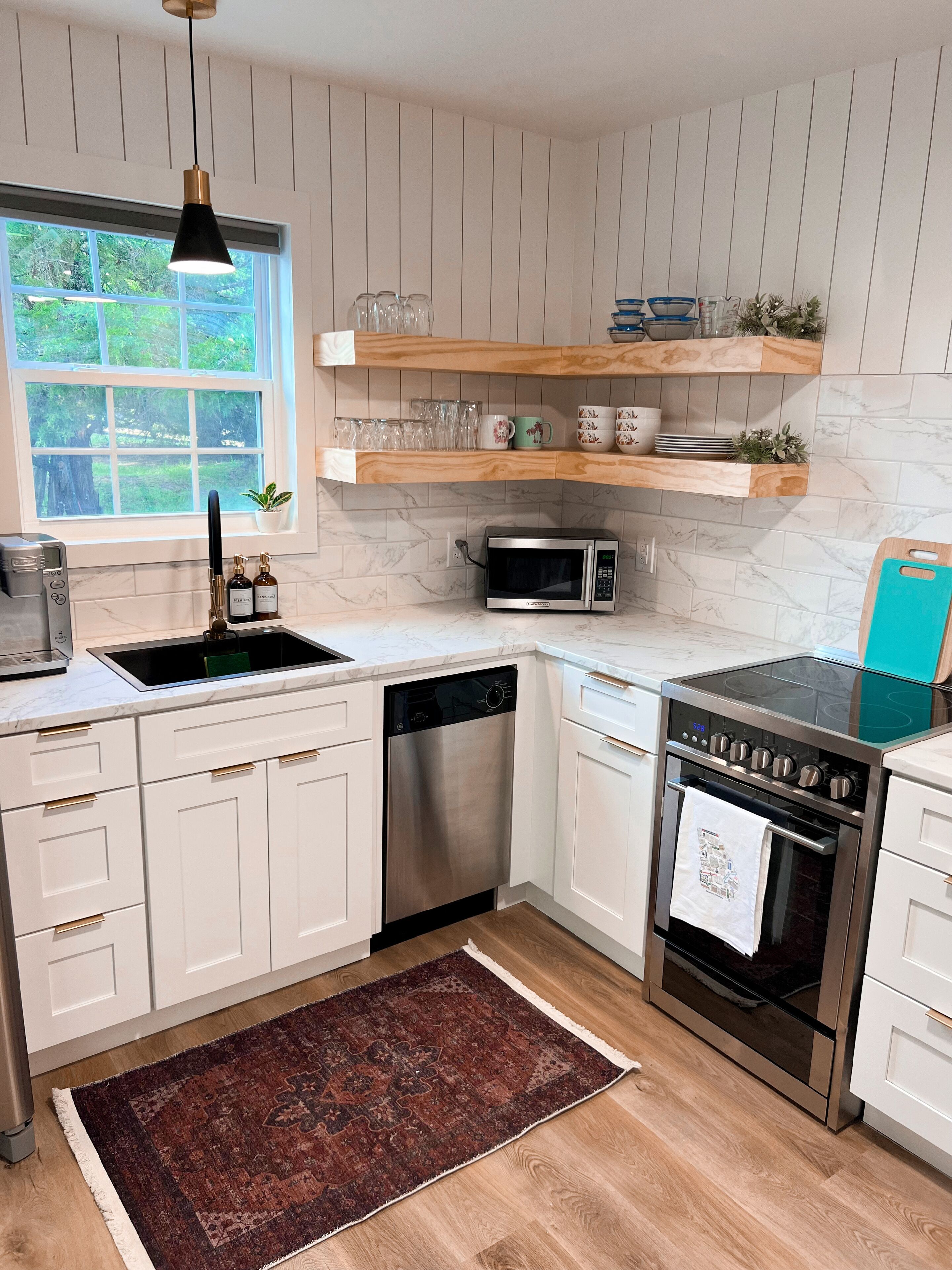 Cedar Cottage with Outdoor Pavilion, Vineyard and Fire Pit Area