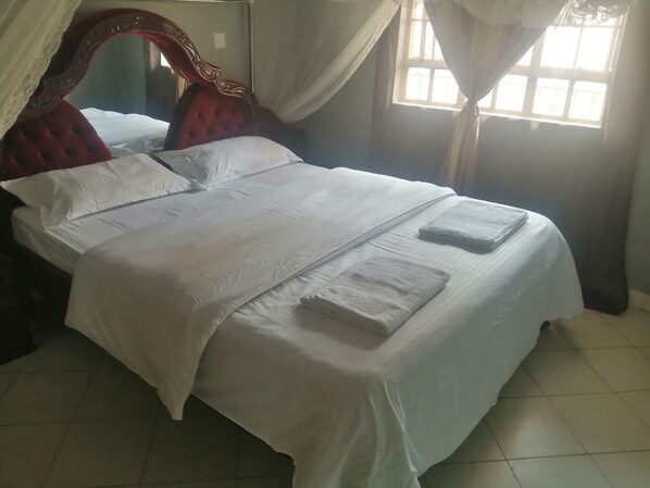 2 habitaciones, tabla de planchar con plancha y ropa de cama