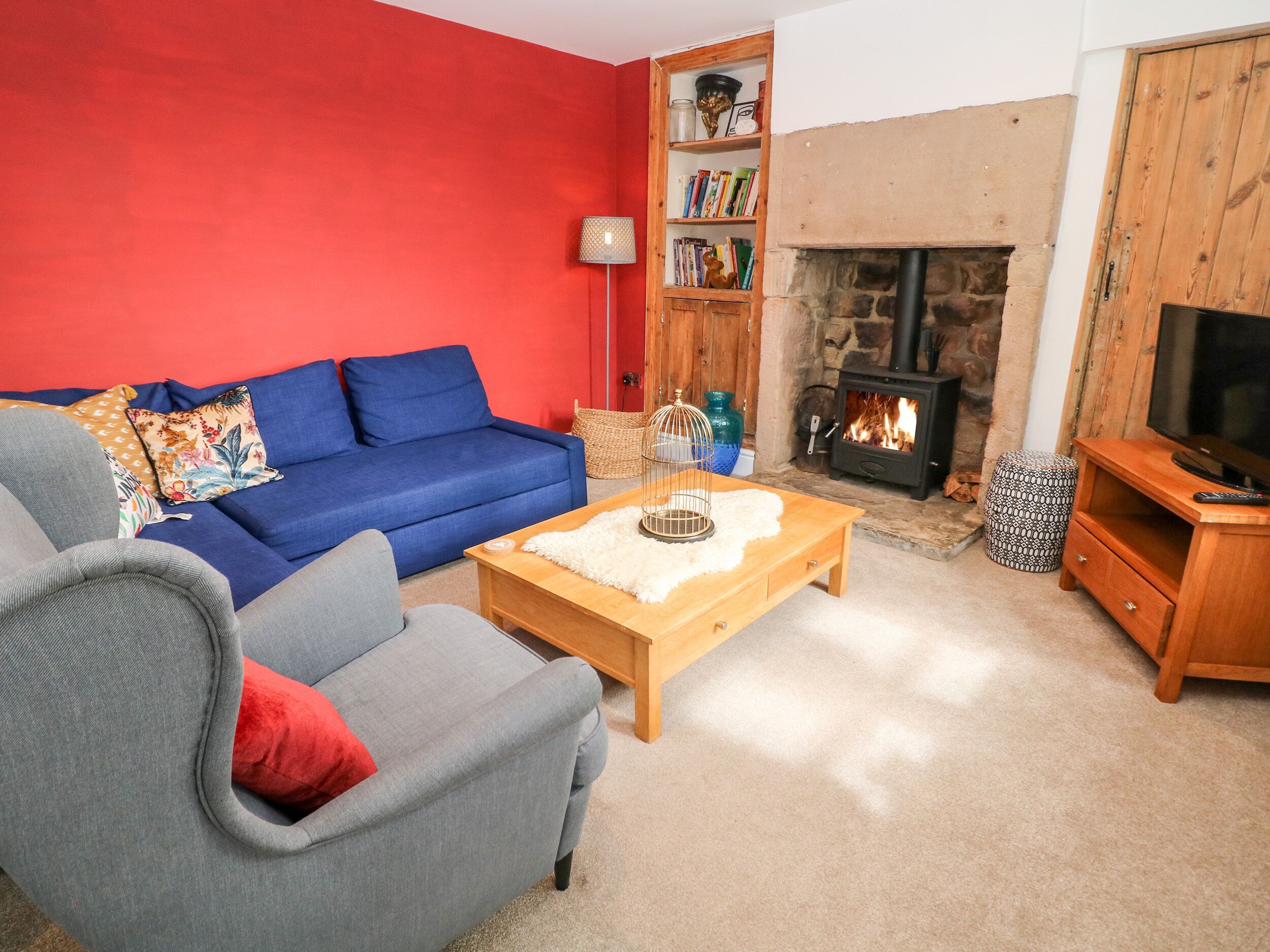 THE OLD STABLES, pet friendly, character holiday cottage in Matlock