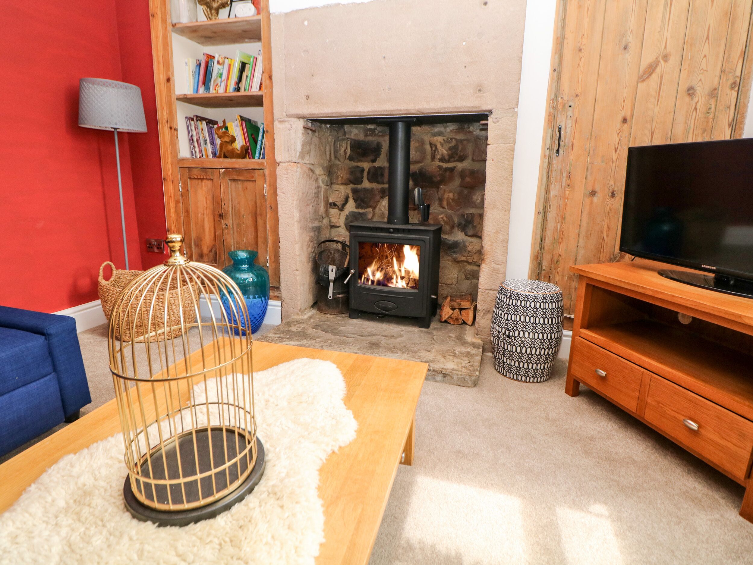 THE OLD STABLES, pet friendly, character holiday cottage in Matlock