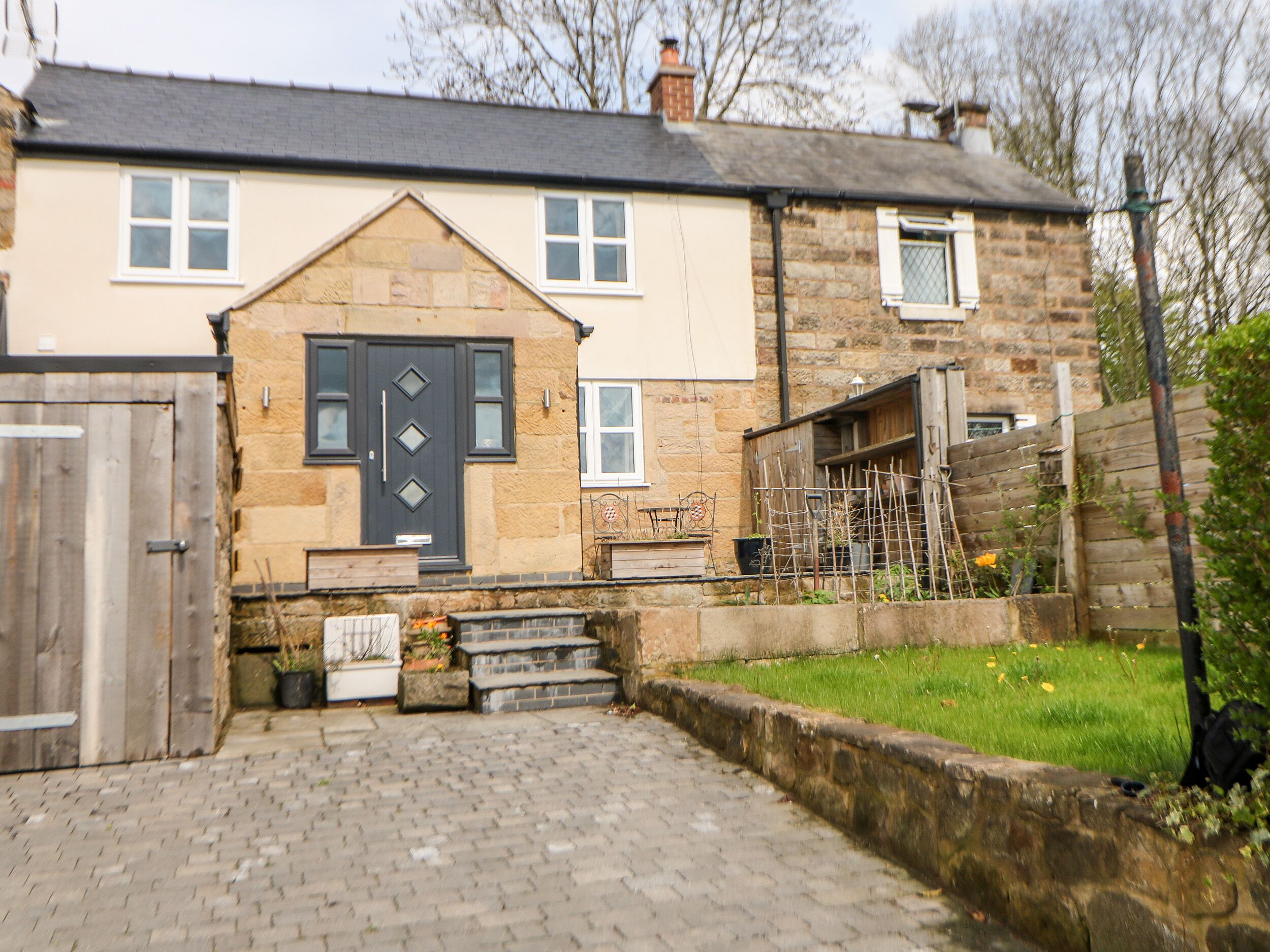 THE OLD STABLES, pet friendly, character holiday cottage in Matlock