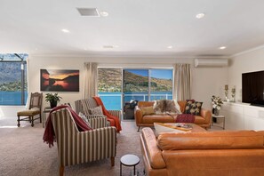 Smart TV, libros, estéreo y oficina 