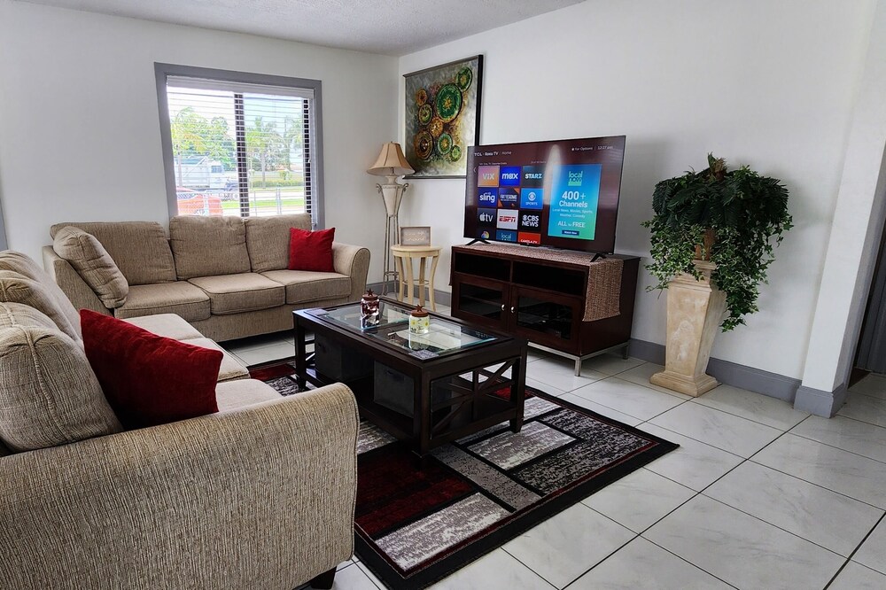 Sunshine Retreat w/Outdoor Patios - Beaches, Restaurants & Shopping