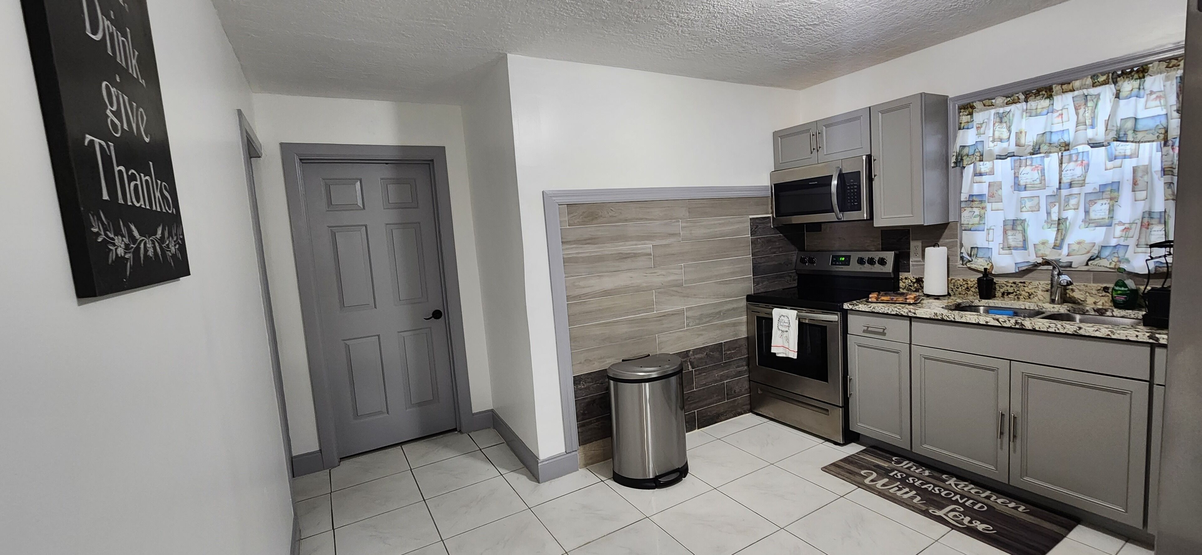 Sunshine Retreat w/Outdoor Patios - Beaches, Restaurants & Shopping