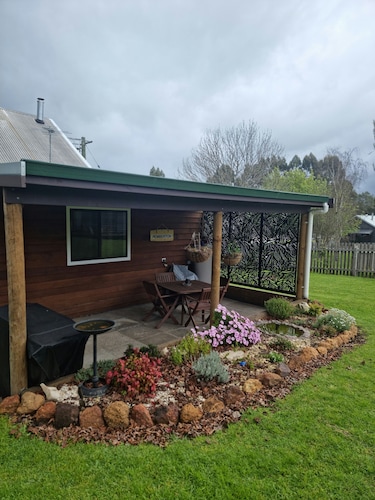 Heritage Timber Cottage - close to shops & amenities