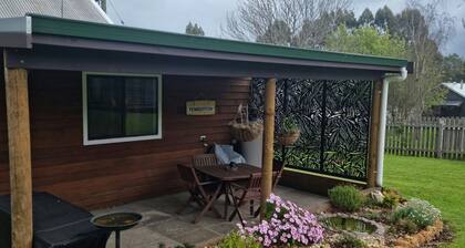 Heritage Timber Cottage - close to shops & amenities