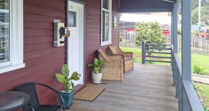 Heritage Timber Cottage - close to shops & amenities