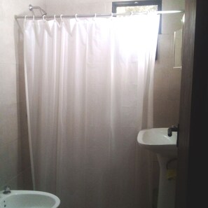 Dusche, Bidet, Handtücher