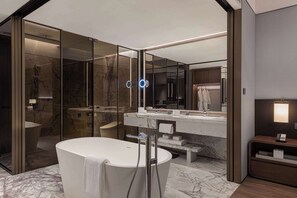 Kostenlose Toilettenartikel, Bademäntel, Handtücher
