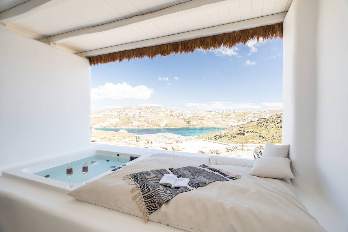 Deluxe Suite with Hot Tub and Sea View | ลานระเบียง/นอกชาน