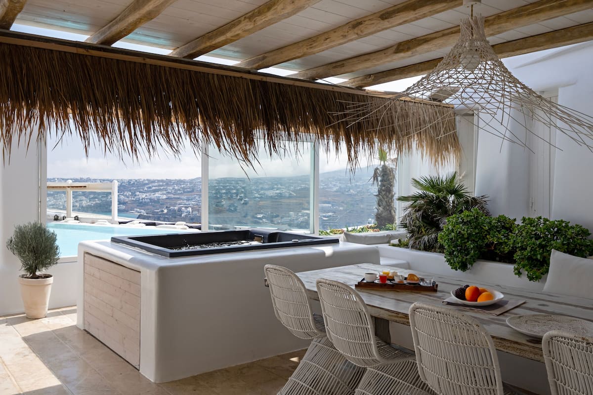 Three-Bedroom Executive Jacuzzi Suite | ผ้าปูที่นอนฝ้ายอียิปต์, เครื่องนอนระดับพรีเมียม,  เตียงเมมโมรีโฟม