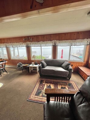 TV, fireplace, stereo