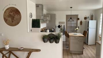 Een koelkast, een magnetron, een oven, een kookplaat