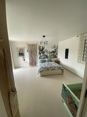 3 bedrooms, travel cot, free WiFi, bed sheets