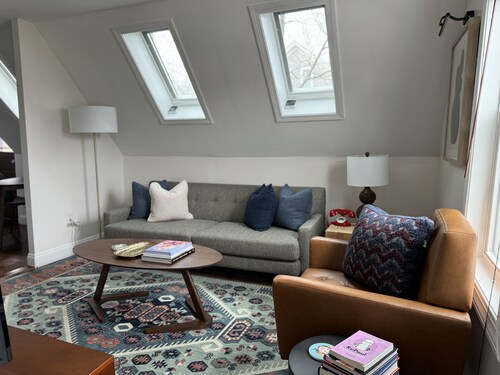 Charming 2 bedroom condo in center of town!