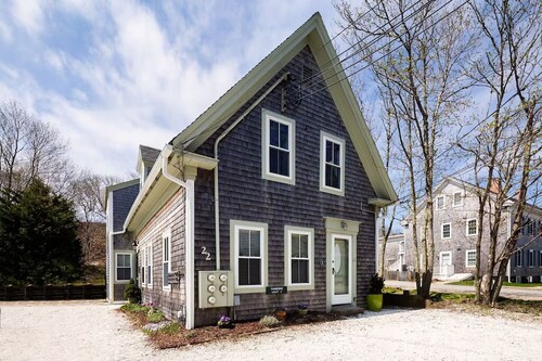 Charming 2 bedroom condo in center of town!