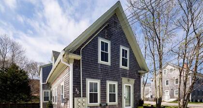 Charming 2 bedroom condo in center of town!