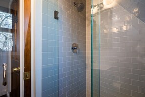 Douche, sèche-cheveux, serviettes fournies, savon