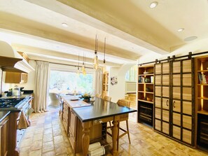 Fridge, microwave, oven, stovetop - Stunning 6 bedroom Villa in St Paul De Vence (Saint-Paul-de-Vence)