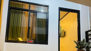 Escada que leva a um quarto com uma janela grande e uma porta com um aviso.