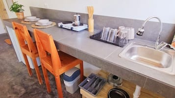 Fridge, stovetop, cookware/dishes/utensils, kitchen islands