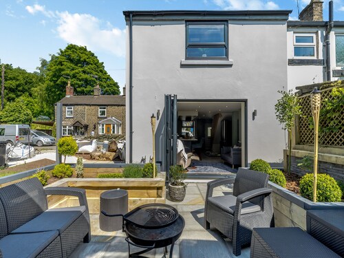 2 bedroom accommodation in Glossop