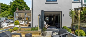 2 bedroom accommodation in Glossop