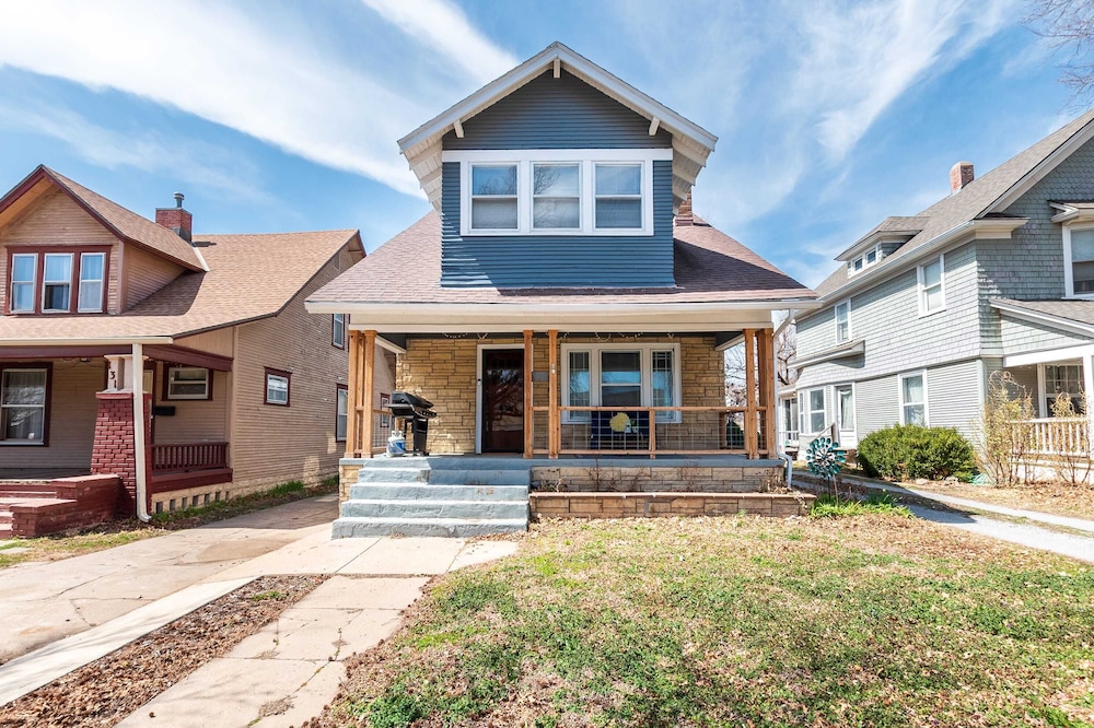 3 Bed 2 Bath by College Hill w/ Fitness Room