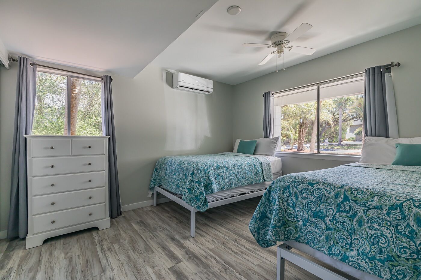 Castaway Cottage - pet friendly, close to beach access, golf cart included