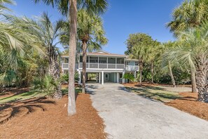 Exterior - Castaway Cottage - pet friendly, close to beach access, golf cart included, 399 Tarpon Boulevard (Fripp Island)
