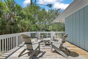 Terrace/patio - Castaway Cottage - pet friendly, close to beach access, golf cart included, 399 Tarpon Boulevard (Fripp Island)