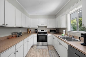 Kühlschrank, Mikrowelle, Ofen, Geschirrspüler