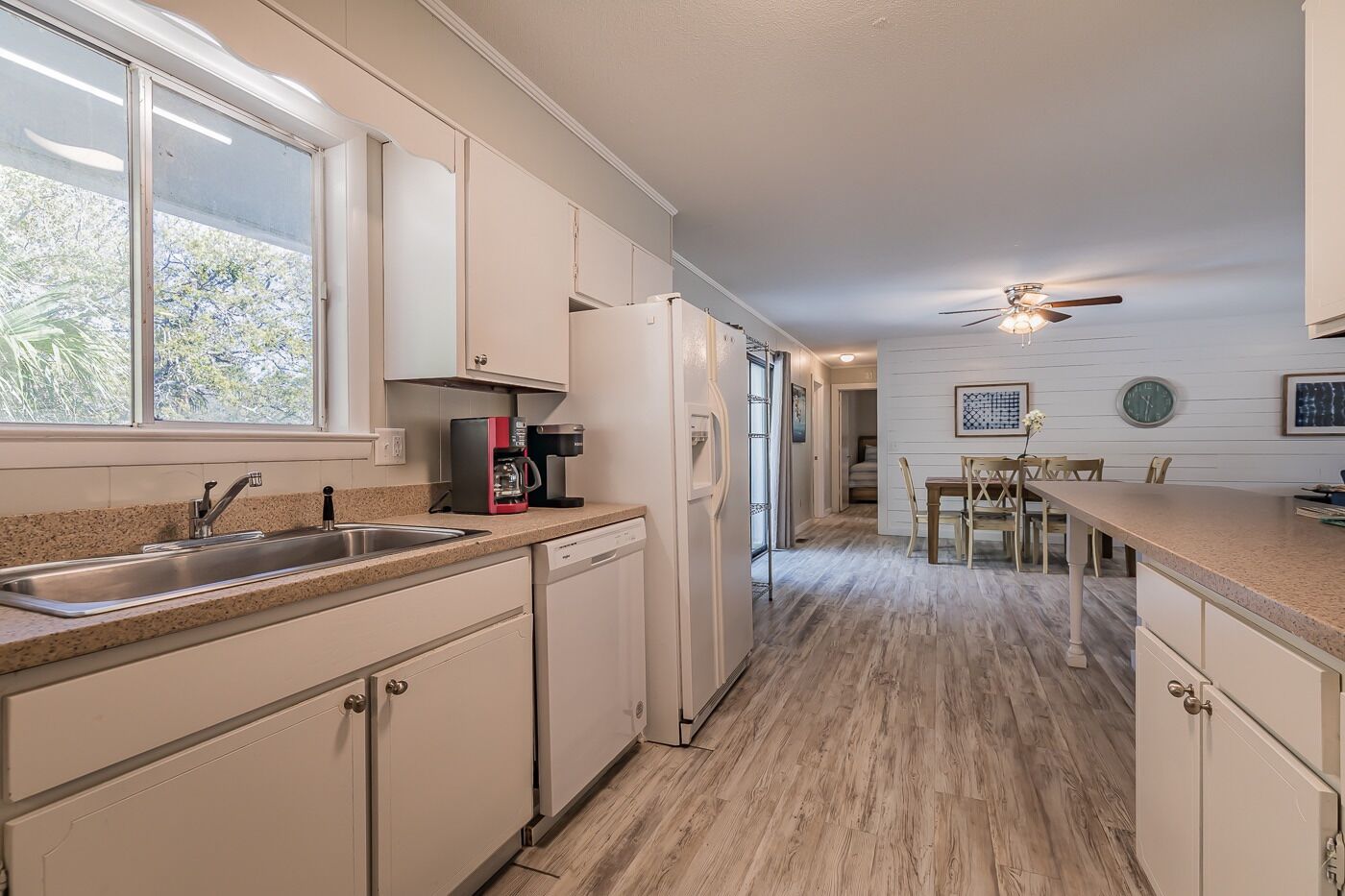 Castaway Cottage - pet friendly, close to beach access, golf cart included