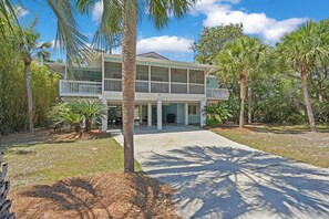 Exterior - Castaway Cottage - pet friendly, close to beach access, golf cart included, 399 Tarpon Boulevard (Fripp Island)