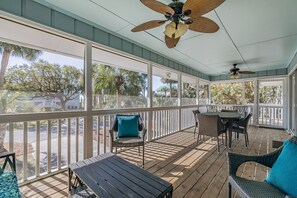 Outdoor dining - Castaway Cottage - pet friendly, close to beach access, golf cart included, 399 Tarpon Boulevard (Fripp Island)