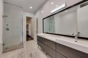 Badewanne, Haartrockner, Shampoo