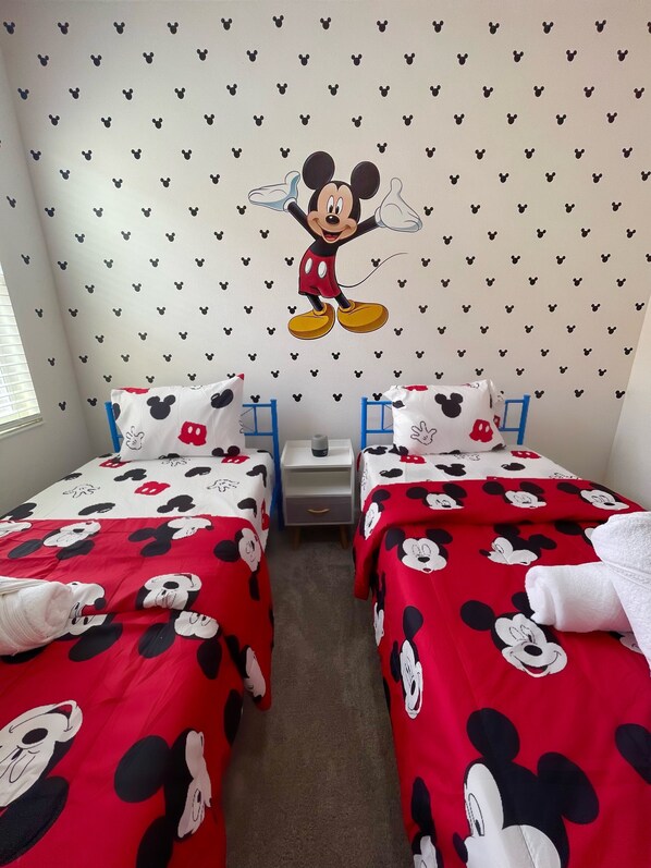 12 Schlafzimmer, Schreibtisch, Bügeleisen/Bügelbrett, Reisekinderbett