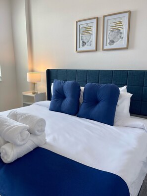 12 chambres, bureau, fer et planche à repasser, lit parapluie