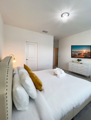 12 bedrooms, desk, iron/ironing board, travel cot - Kissimmee Luxury 12 BD Villa wt heated Pool, games, BBQ Grill, close to Disney (Kissimmee)